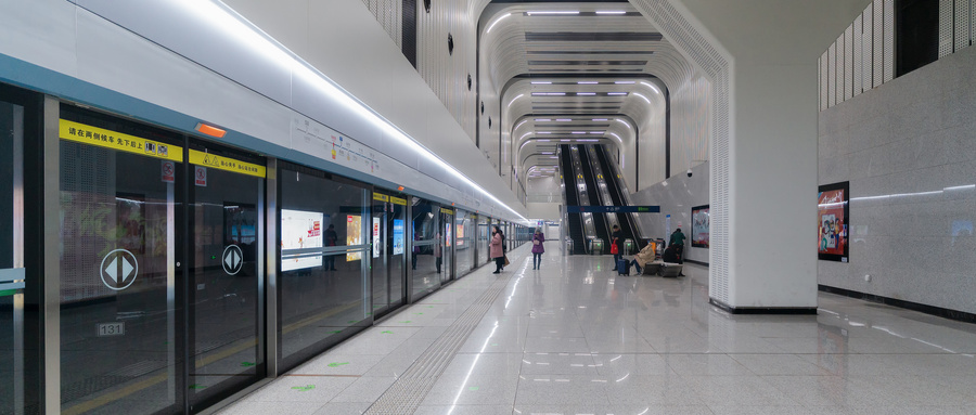 17116147567263183122.jpg 攝圖網_501190877_wx_地鐵站候車的人群(企業商用).jpg